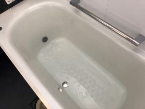 中古住宅を購入しお風呂のお湯の汚れが気になるので風呂釜洗浄 あいわクリーン